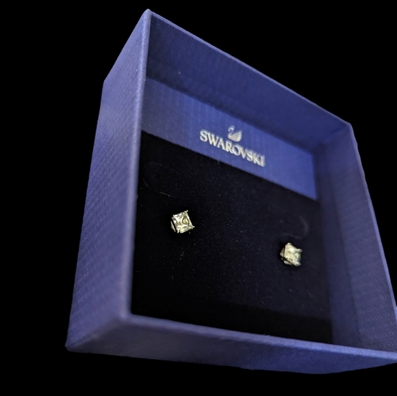 New Swarovski Stilla Attract Square Stud Earrings Princess Cut Crystal Studs - Picture 12 of 14